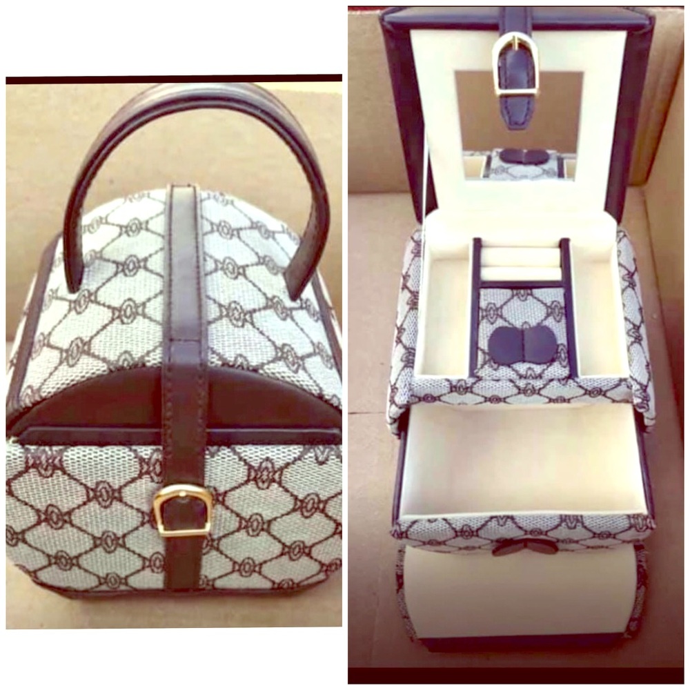 Jewelry carrying case